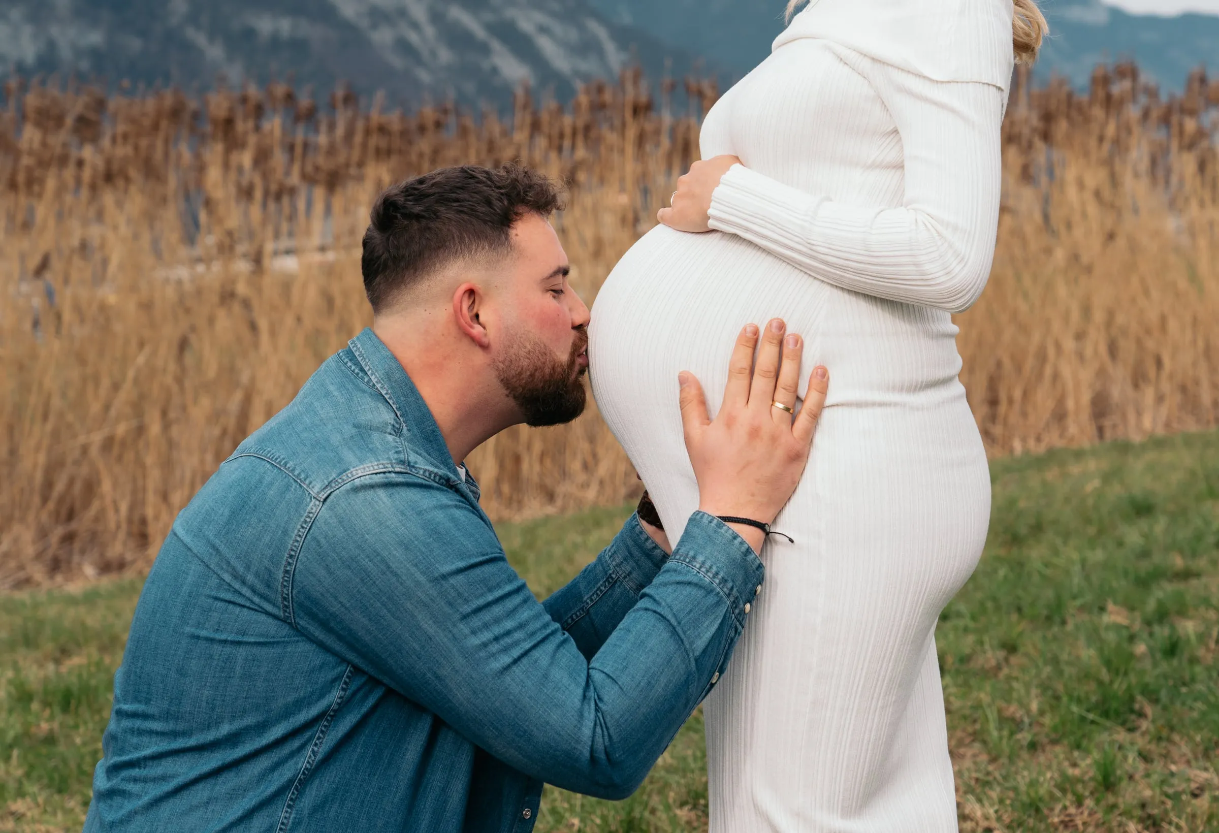 Werdender Vater küsst den Babybauch